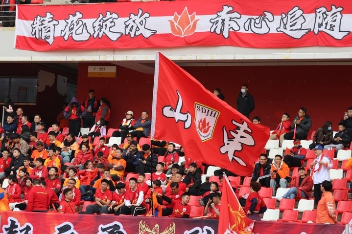 主場上萬名球迷的吶喊助威，給山東體彩女足征戰(zhàn)女超增添了能量與動力