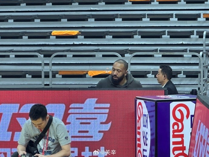 今晚不打?廣東主場(chǎng)迎戰(zhàn)廣廈 吉倫沃特一身便裝現(xiàn)身球館
