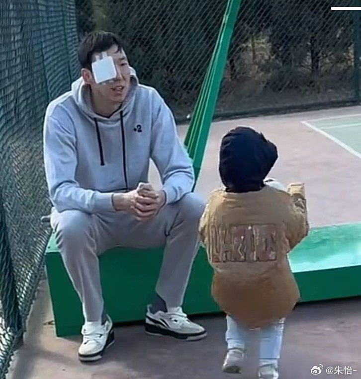 顧家好男人！記者曬出周琦手術(shù)后回歸家庭帶娃照片
