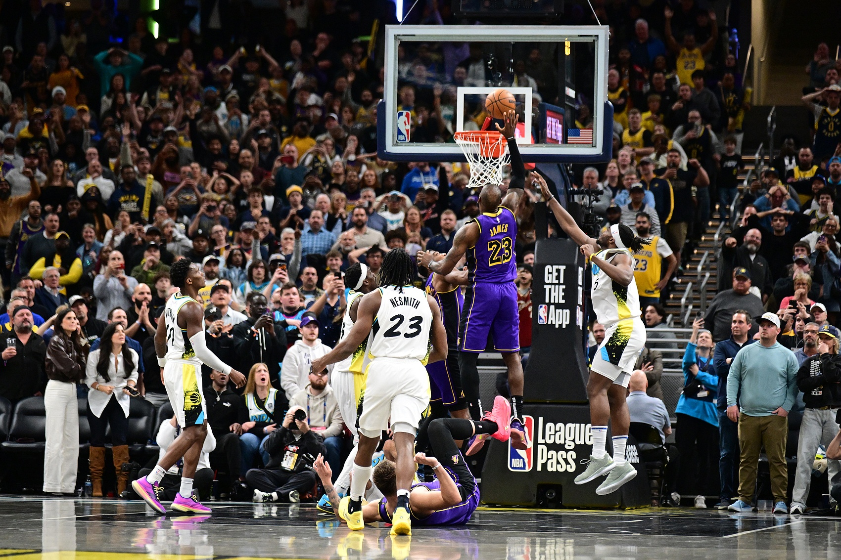 NBA歷史唯二面對(duì)同一支球隊(duì)有過(guò)3次壓哨絕殺的球員:?jiǎn)痰ず驼材匪?></a>
<div id=